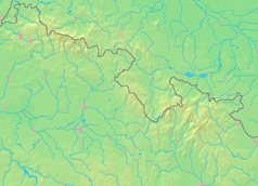 Mapa konturowa Sudetów, u góry nieco na lewo znajduje się czarny trójkącik z opisem „Jagoda”