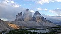 Tramonto alle Tre cime di Lavaredo dal rifugio Locatelli.jpg4 608 × 2 592; 2,79 MB