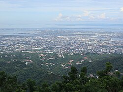 Ang Lungsod ng Mandaue kuha mula sa Lungsod ng Lapu-Lapu