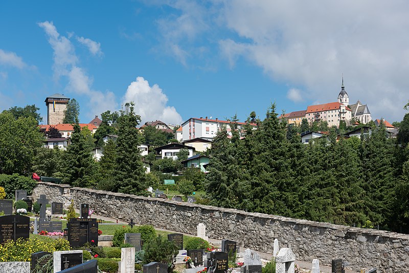 File:Althofen Friedhofsteig Friedhof Blick auf Altstadt mit Annenturm und Pfarrkirche 24062015 5174.jpg