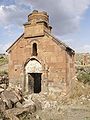 Chiesa di Artavazik del VII secolo con il gigantesco khachkar dietro.