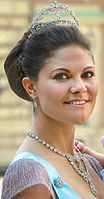 Kronprinsessan Victoria bär prinsessan Lilians diadem, som diadem, samt Drottning Josefinas diamantcorsage som halsband.