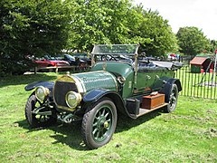 Photographie d'une voiture ancienne.