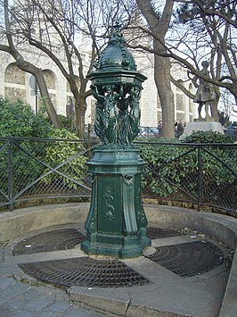 Een Wallace-fontein in de Parijse wijk Montmartre.