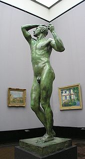 Figura a grandezza naturale di un uomo nudo in bronzo.