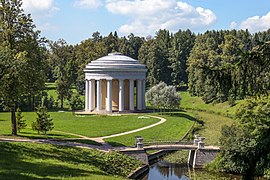 Il tempio dell'amicizia lungo il fiume Slavjanka