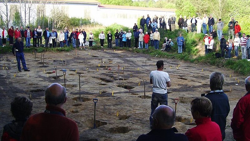 File:Arkeologerna Johan Ling och Ulf Ragnesten från Göteborgs universitet och Göteborgs stadsmuseum visar hallbyggnad från yngre järnåldern i Ytterby 2009.jpg