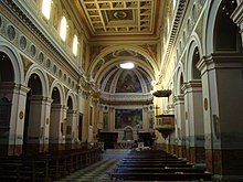 Vue de l'intérieur de cathédrale depuis les environs de l'entrée, d'où l'on aperçoit l'abside décorée de peintures.