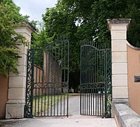 Grille en fer forgé Noailly (près l'église et la chapelle).jpg