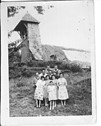 L'église en 1956 avant la rénovation des années 1960 et les jeunes de Bourréac