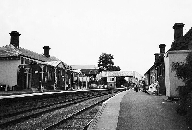 File:Llandrindod Wells Station (28306446915).jpg