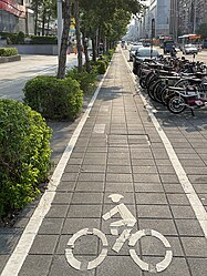 台北市某些路段的行人道設有自行車優先路線