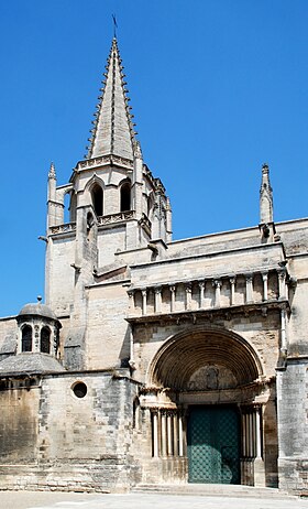 Le portail méridional et le clocher.