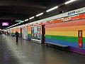 Le pareti decorate con i colori della bandiera arcobaleno