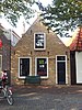 Woning met eenvoudige gepleisterde topgevel