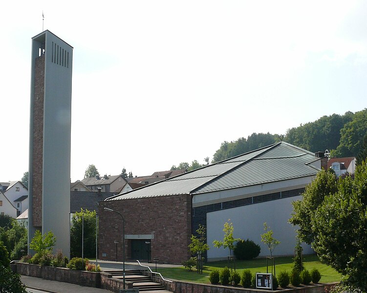 File:Kath. Pfarrkirche St. Laurentius, Neuhof - Giesel.jpg