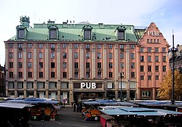 De gevel van het warenhuis PUB richting Hötorget in het najaar van 2007, sinds 2016 hotel Haymarket by Scandic .