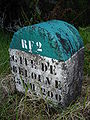 Borne kilométrique au bord de la route forestière