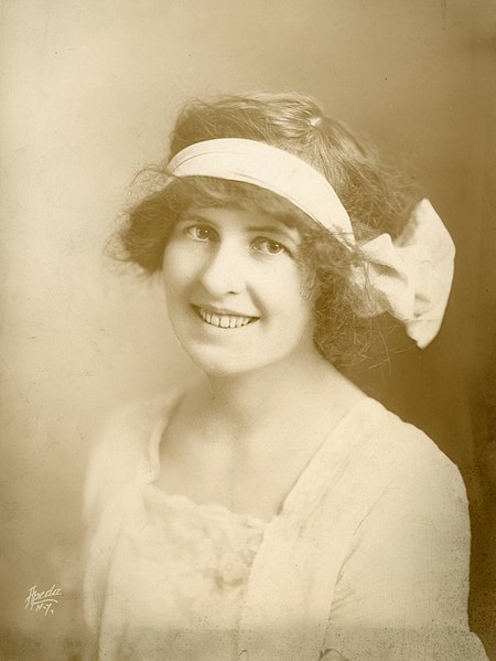 File:Adelina O'Conner, vaudeville actress (SAYRE 7331).jpg