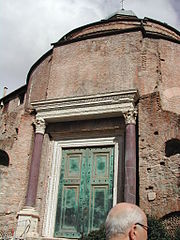 Tempio di Romolo al Foro 2