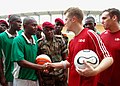 Il capitano della nazionale regala un pallone autografato a dei Marines (febbraio 2008).