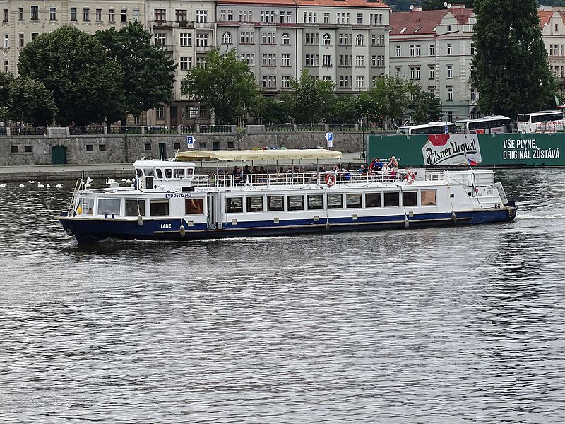 File:Vltava, loď Labe před Hořejším nábřežím.jpg