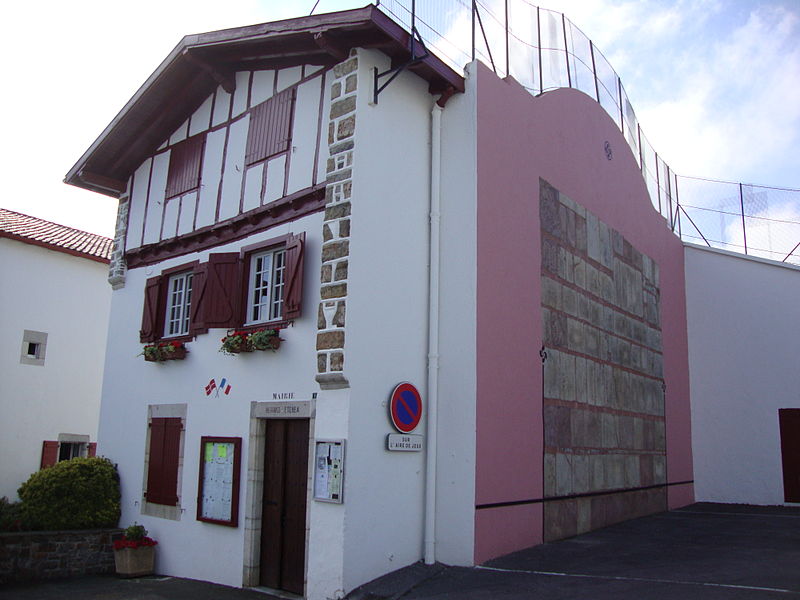 File:Ahetze (Pyr-Atl., Fr) Mairie et fronton.JPG