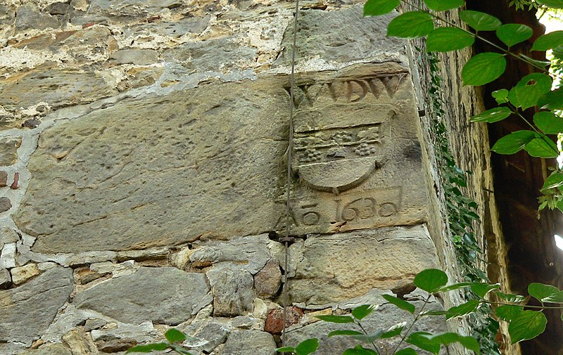 File:Burg Neuhaus Steininschrift Gebäudeecke.jpg