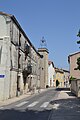 Grand Rue in Lédignan mit dem Turm der Protestantischen Kirche