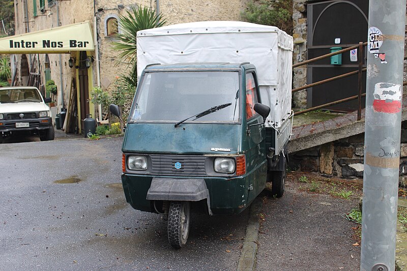 File:Piaggio Ape in Ligurien (2).jpg