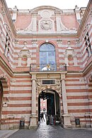 Henri IV courtyard of the Capitole: brick and stone.