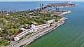 L'ancien sanatorium roumain de la passe du Dniestr : en 1939 une large plage s'étendait devant, en 2019 les vagues montent sur l'esplanade et, lors des tempêtes, pénètrent dans le hall.