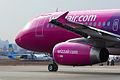 Avion de Wizz Air et tour de contrôle.