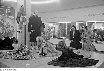 Messestand der „VEB Rauchwaren-Zurichterei und -Färberei Naunhof“ (1951)