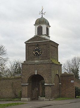 Poort met klokkentoren in Purfleet