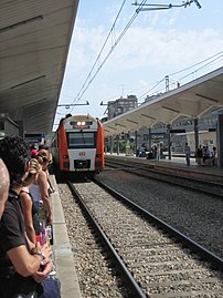 Català: Tren regional direcció a Barcelona arribant a l'andana de l'estació Italiano: Treno regionale diretto a Barcellona che sta arrivando alla banchina della stazione.