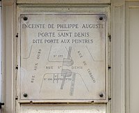 Plaque à l'emplacement de la porte aux Peintres de l'enceinte de Philippe Auguste, aujourd'hui détruite. Parfois appelée « porte Saint-Denis », elle ne doit pas être confondue avec la « porte Saint-Denis » de l'enceinte de Charles V, reconstruite sous Louis XIV. 135, rue Saint-Denis, Paris 2e arr.