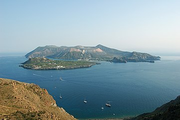 Vista di Vulcano dall'osservatorio di Lipari.