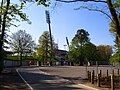 Wildparkstadion Gästeeingang mit Busparkplatz.