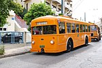 En äldre trådbuss (Fiat 656F på Piraeus-Kastella-linjen) i Aten, Grekland.