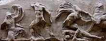 Photo de fragment d'un relief de la frise sud du temple d'Athéna Niké représentant un combat entre Athéniens et Perses