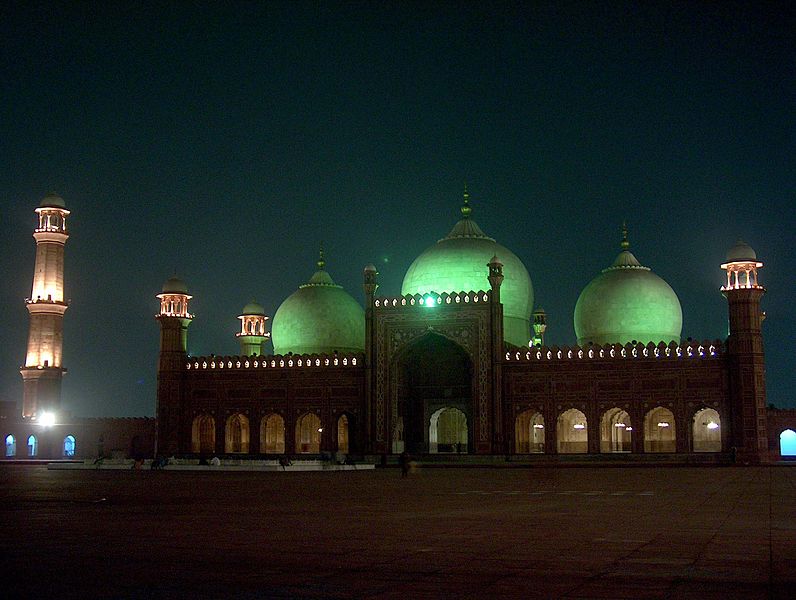 File:Badshahi Masjid at night on July 20 2005.jpg