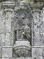 La chapelle de Sainte-Marie-du-Ménez-Hom : niche de la porte triomphale de l'enclos de la chapelle.