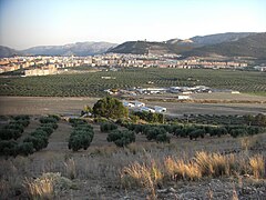 Vistas traseras del parque solar, con Jaén al fondo