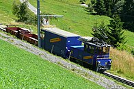 Talwärts fahrender Güterzug der Wengernalpbahn mit einer He 2/2