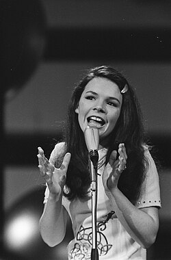 Dana esittämässä kappaletta "All Kinds of Everything" vuoden 1970 Eurovision laulukilpailussa.