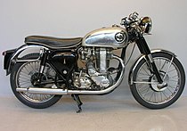 BSA BB32GS Gold Star uit 1953. De tank is zilverkleurig door een gebrek aan chroom.