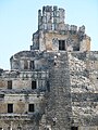 El llamáu edificiu de los cinco pisos, una pirámide maya (Edzná).