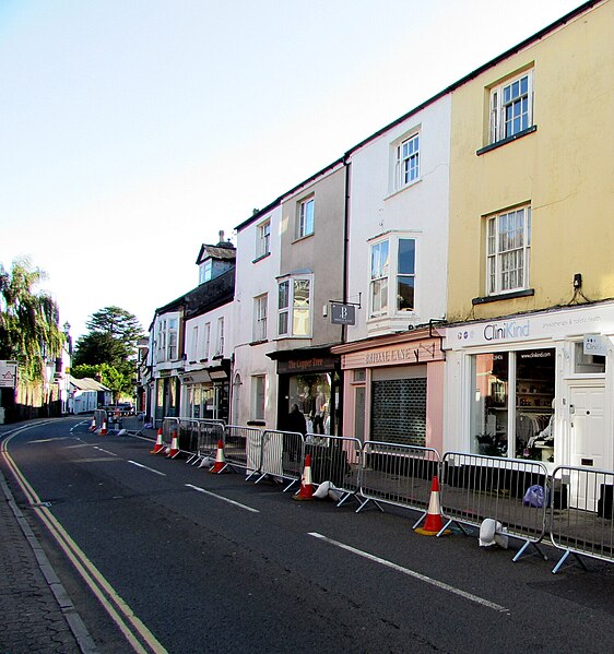 File:Clinikind, 33 Bridge Street, Usk, Monmouthshire - geograph.org.uk - 6742414.jpg