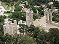 Courtine nord, vue rapprochée. La tour sur la gauche est celle qui est au plus près du château.